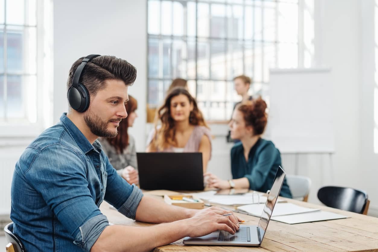 noise cancelling headphones